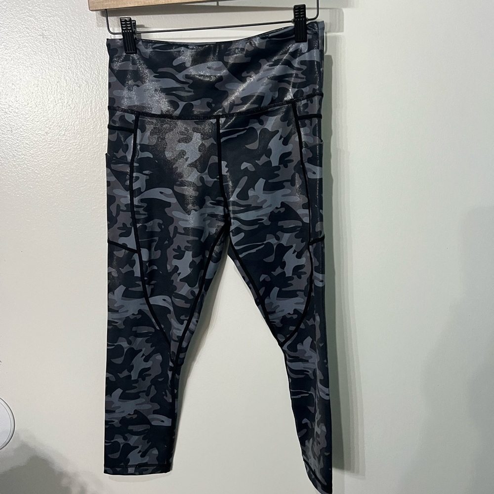Zyia Active 6/8 camo shine leggings like new
